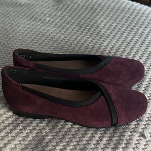 BNWOT Clarks Women's Burgundy Flats